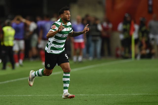 Luis Suárez, avançado colombiano de 27 anos do Sporting, entra em campo na Supertaça Cândido Oliveira frente ao Benfica