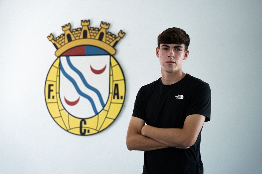 Martim Pereira assina contrato profissional. Foto Alverca