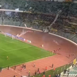 Inacreditável: adeptos lançam fogo de artifício e ferem jogador do próprio clube (vídeo)