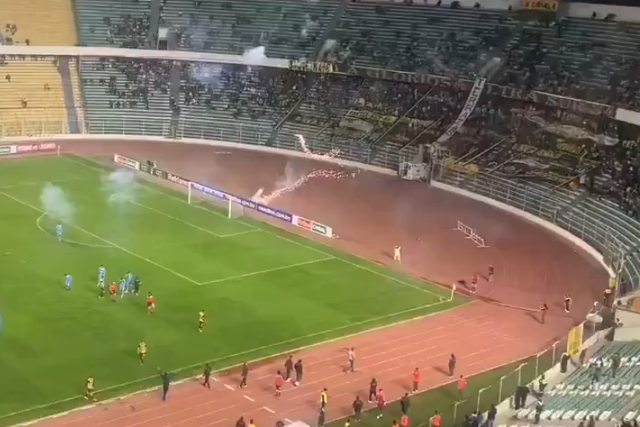 Inacreditável: adeptos lançam fogo de artifício e ferem jogador do próprio clube (vídeo)