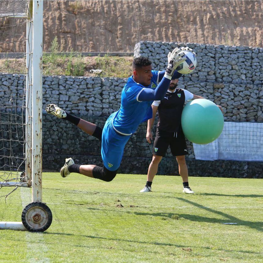 Brasileiro foi o dono das redes dos auriverdes na época passada e recebeu o prémio de melhor da Liga 2 (Foto: CD Tondela)