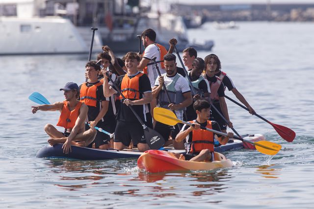 Equipa unida em atividade no mar, em Cascais