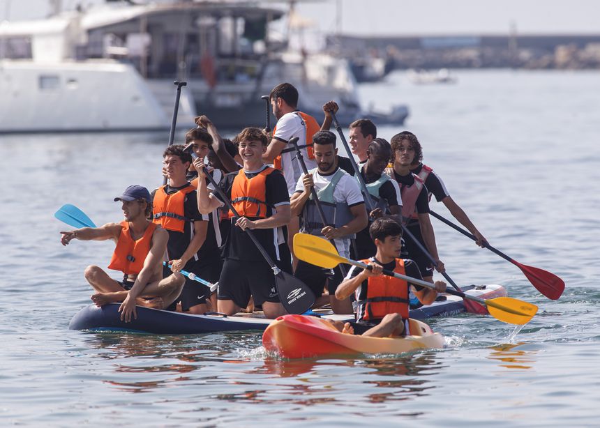 Equipa unida em atividade no mar, em Cascais