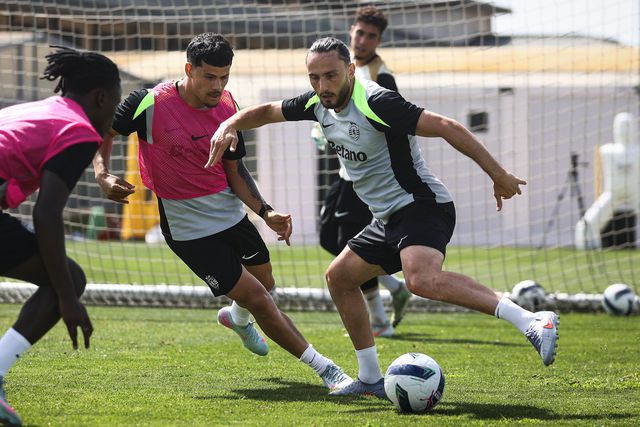 Maxi Araújo num lance com Kochorashvili