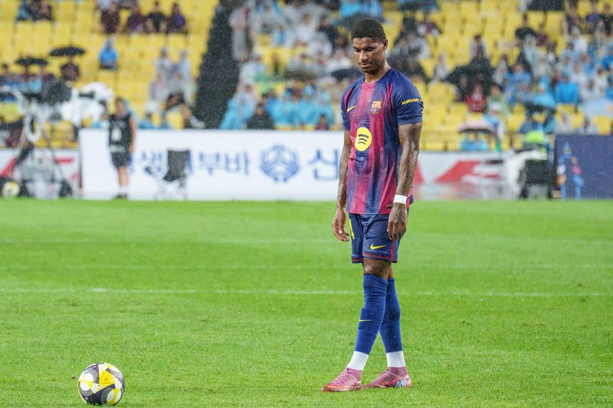 Marcus Rashford concentrado a olhar para a bola em jogo do Barcelona