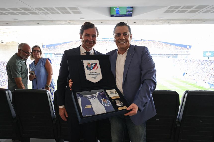 Villas-Boas homenageou Paulo Futre por ocasião do encontro entre o FC Porto e o Atlético Madrid (Foto: Catarina Morais/Kapta+)