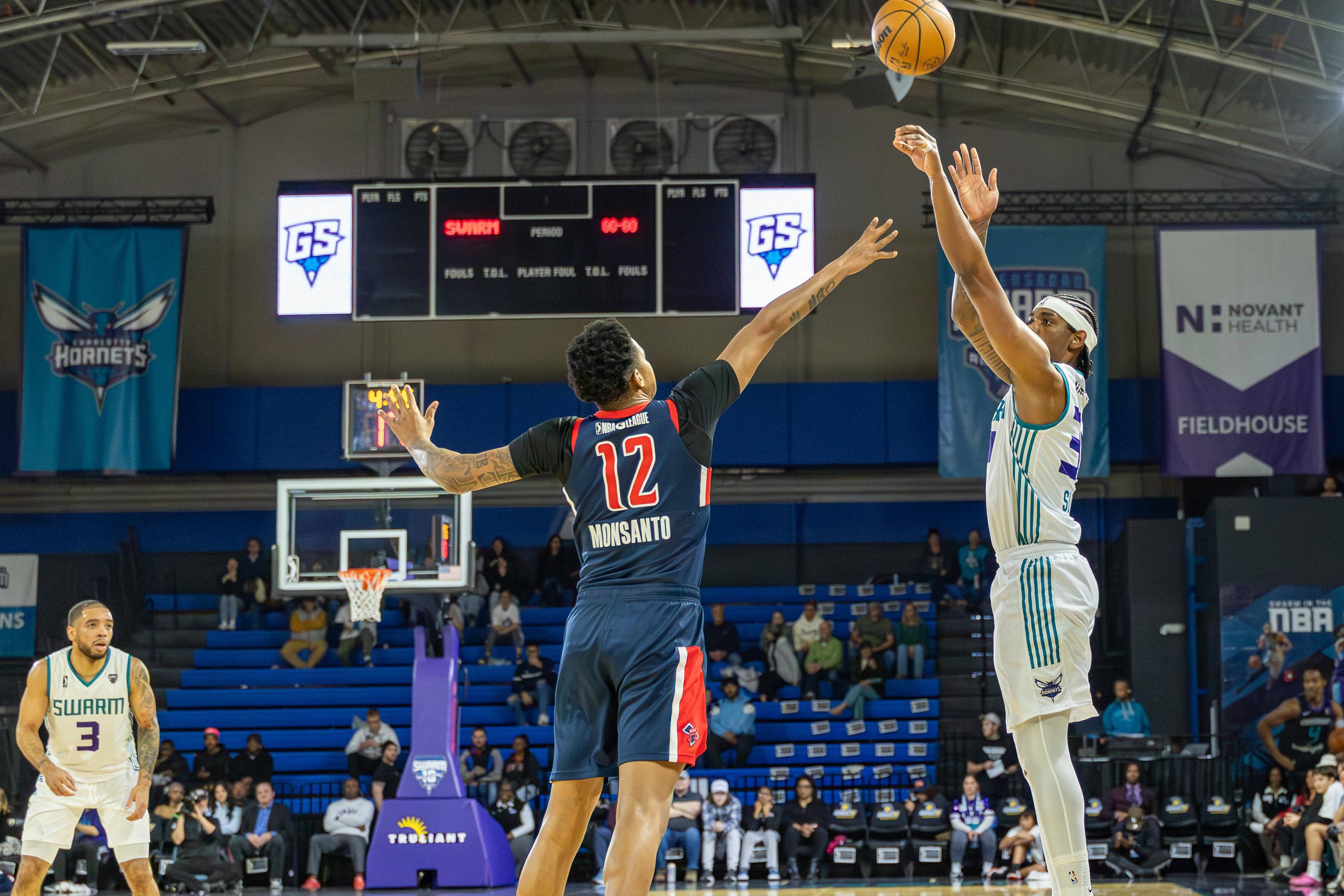 Brandon Slater a jogar pelos Greensboro Swarm da G League