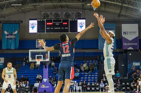 Brandon Slater a jogar pelos Greensboro Swarm da G League