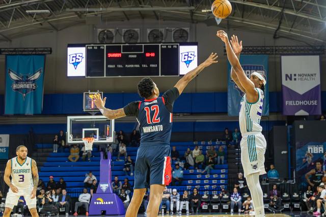 Brandon Slater a jogar pelos Greensboro Swarm da G League