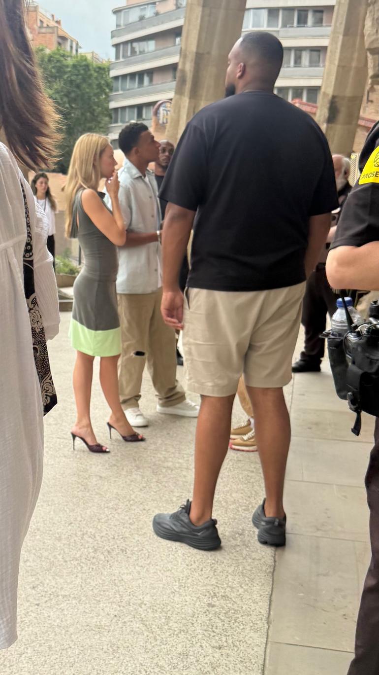 Mbappé e Ester Expósito em Barcelona (Instagram/kaurtours)