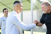 Cumprimento entre Ronaldo e Ange Postecoglou na Cidade do Futebol - Foto: Al Nassr