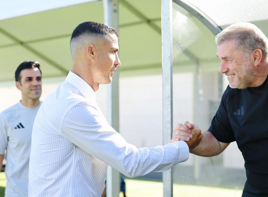 Cumprimento entre Ronaldo e Ange Postecoglou na Cidade do Futebol - Foto: Al Nassr
