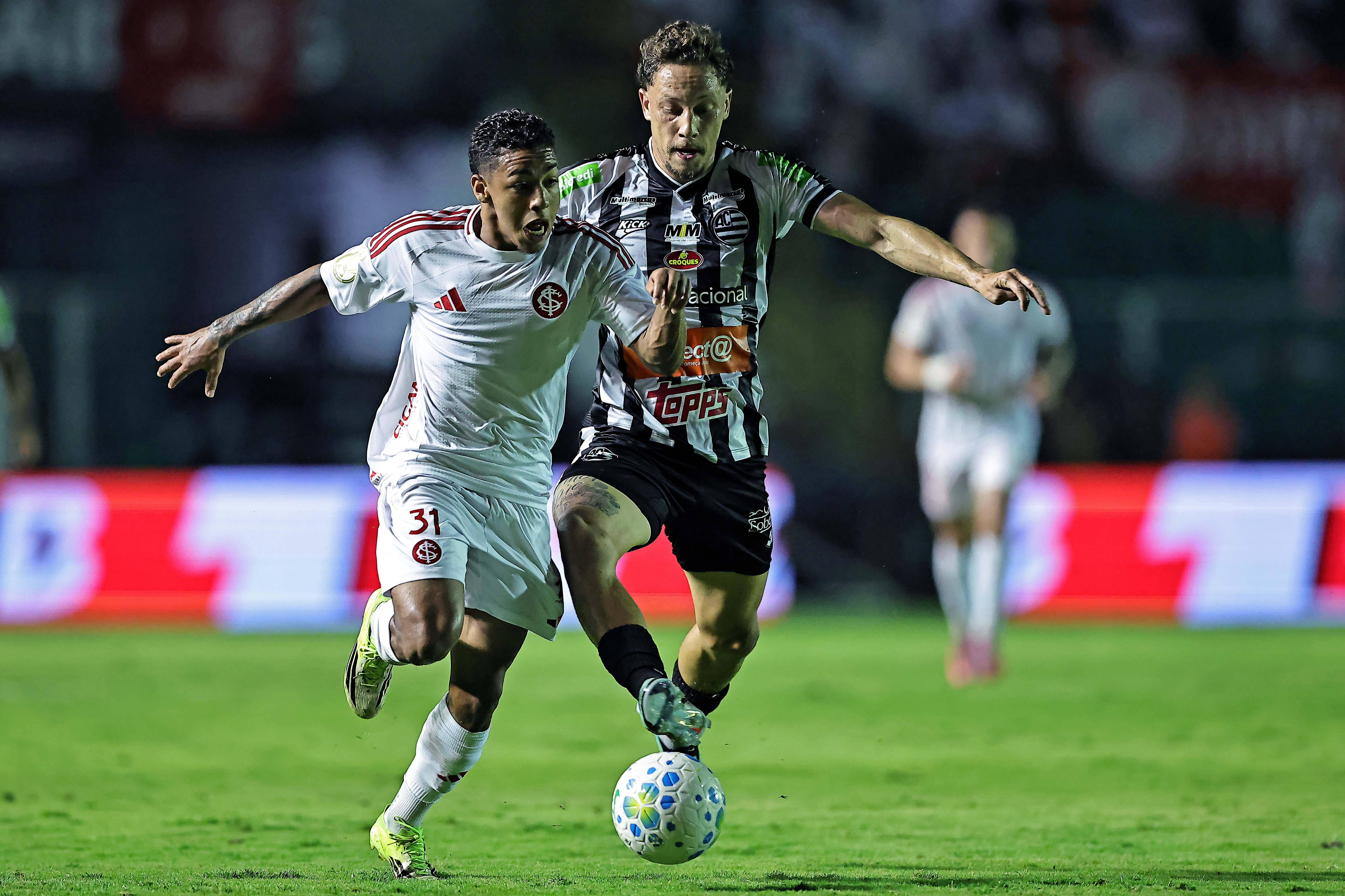 Ian Luccas (à direita) é a mais recente aposta do Alverca para a temporada que agora se inicia
