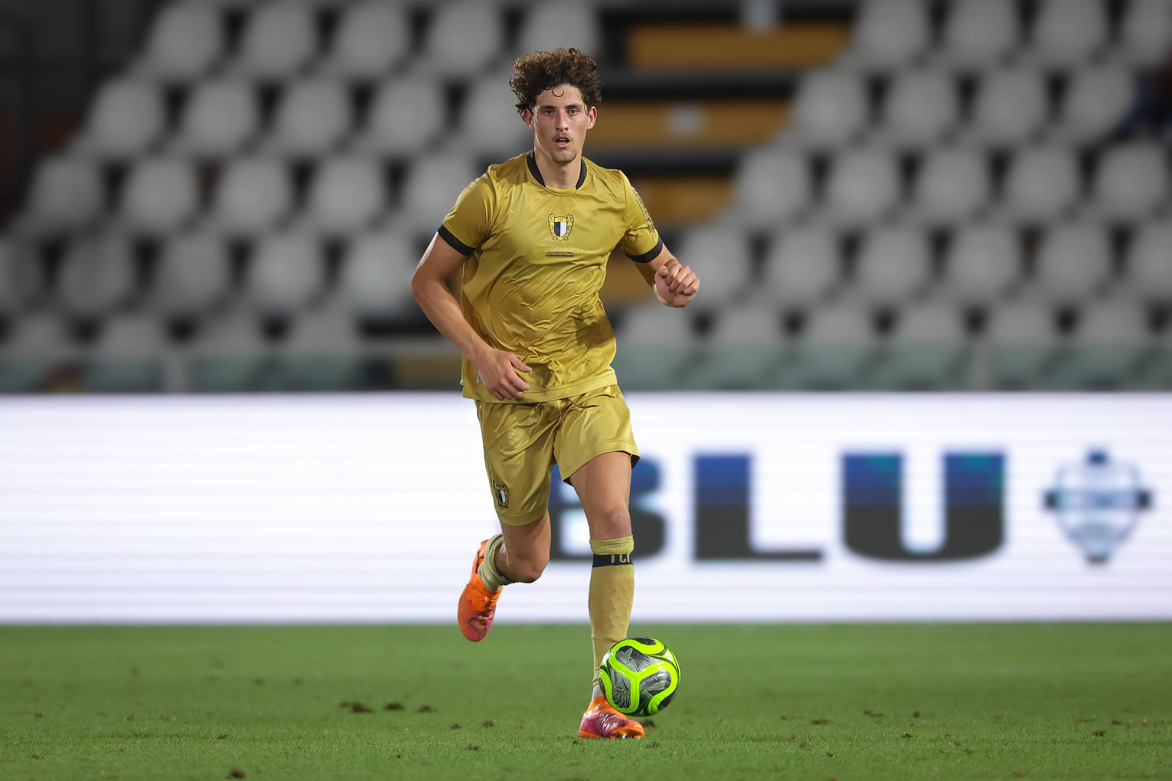 Finn van Breemen (Famalicão): o reforço de 23 anos já começa a deixar selo de segurança bem vincado. Maturidade, sentido posicional e qualidade na construção são cartão de visita para central neerlandês. De Haas pode ter sucessor à altura