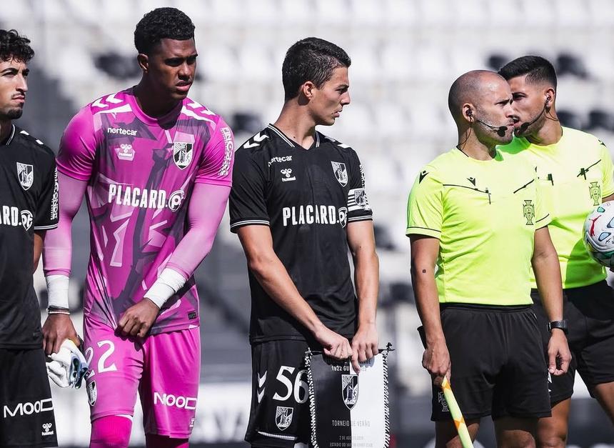 Santiago Verdi (ao centro) capitaneou os conquistadores no último ensaio de pré-época - Foto: A BOLA