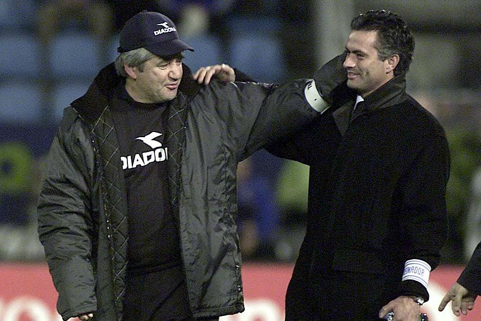 Vítor Manuel e José Mourinho no final do FC Porto-Alverca de 16 de março de 2002 - Foto: A BOLA