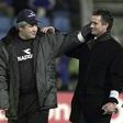 Vítor Manuel e José Mourinho no final do FC Porto-Alverca de 16 de março de 2002 - Foto: A BOLA