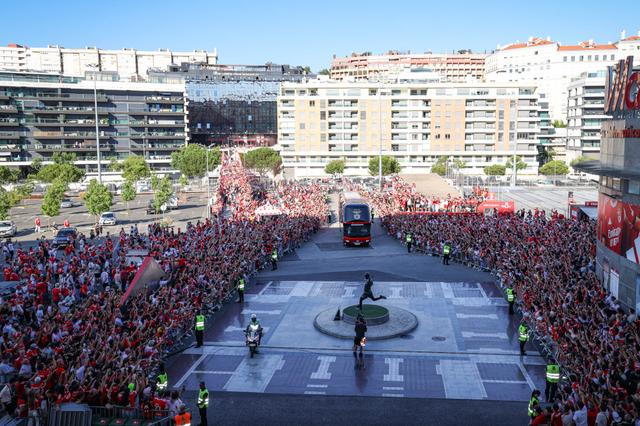 A chegada do Benfica ao encontro da Eusebio Cup na temporada passada - Foto: SL Benfica