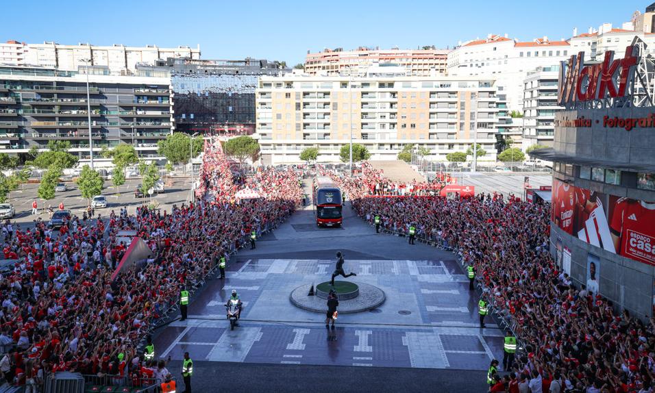 A chegada do Benfica ao encontro da Eusebio Cup na temporada passada - Foto: SL Benfica