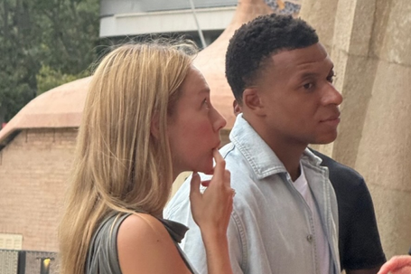 Mbappé e Expósito em Barcelona (Instagram/kaurtours)