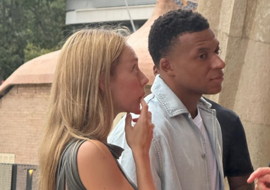 Mbappé e Expósito em Barcelona (Instagram/kaurtours)