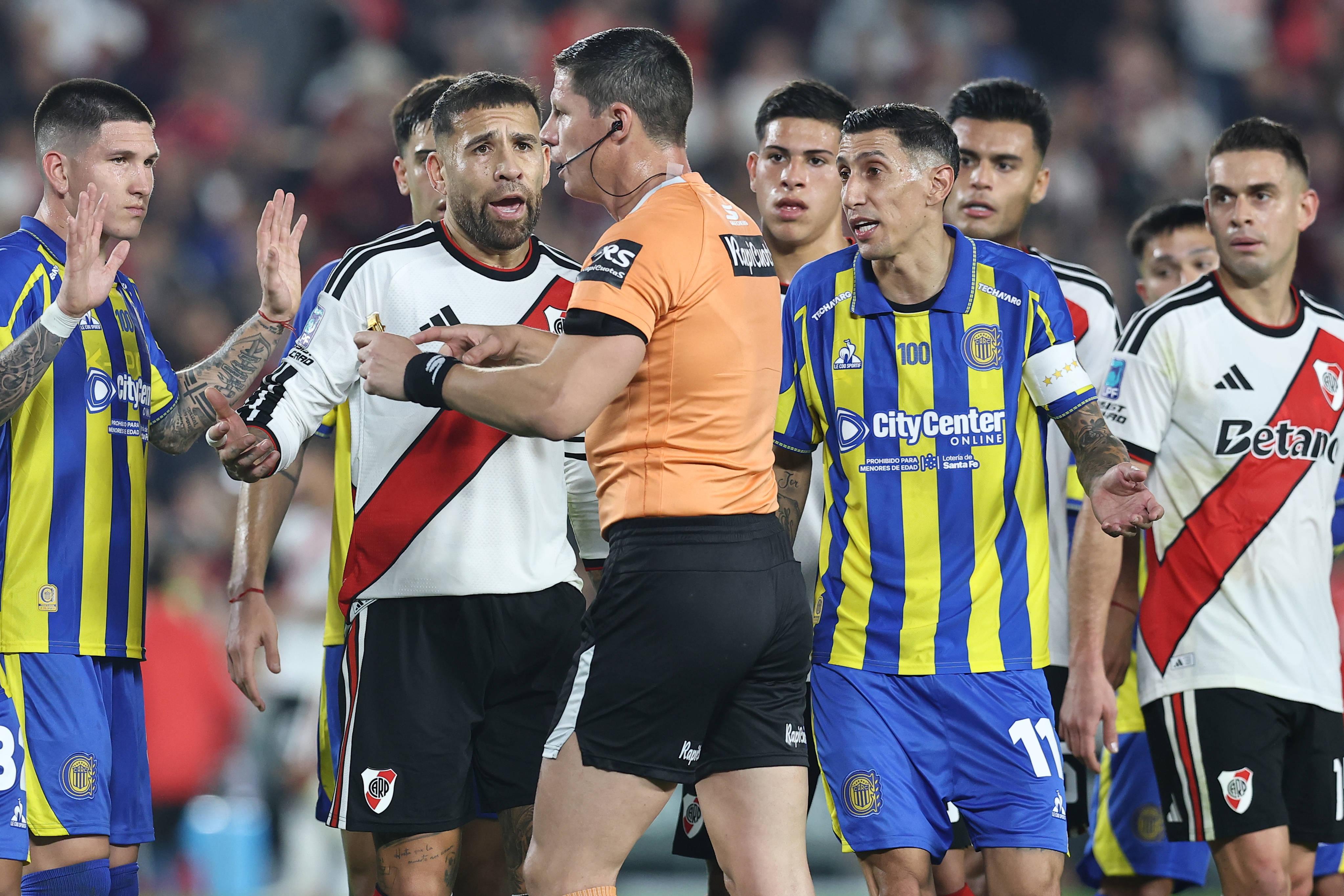 Otamendi no reencontro com Di María na Argentina