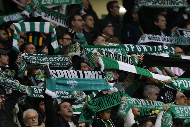 Adeptos do Sporting levantam alto os cachecóis nas bancadas do Estádio José Alvalade