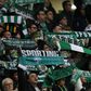 Adeptos do Sporting levantam alto os cachecóis nas bancadas do Estádio José Alvalade