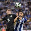 João Mario do FC Porto frente a Cristo Gonzalez do Arouca