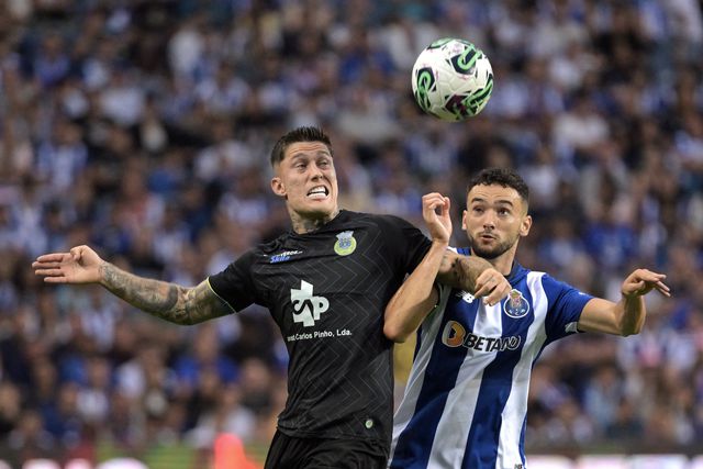 João Mario do FC Porto frente a Cristo Gonzalez do Arouca