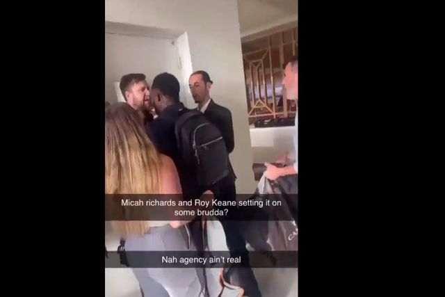 Incrível: Roy Keane agredido à cabeçada no estádio Emirates (vídeo)