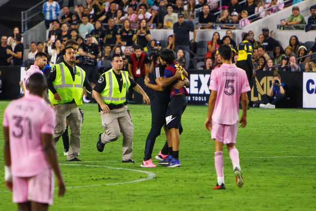 Guarda-costas de Messi agarra adepto pelo pescoço (vídeo)