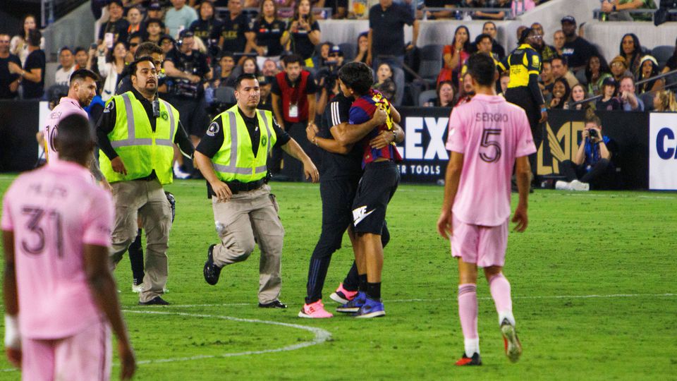 Guarda-costas de Messi agarra adepto pelo pescoço (vídeo)