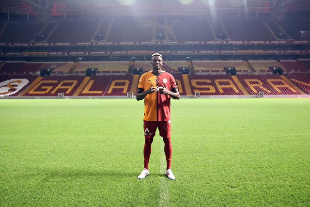 Osimhen oficializado no Galatasaray com a camisola 45
