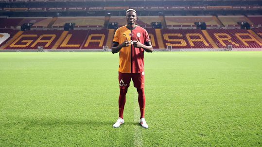 Osimhen oficializado no Galatasaray com a camisola 45