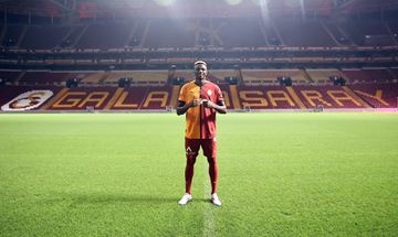 Osimhen oficializado no Galatasaray com a camisola 45