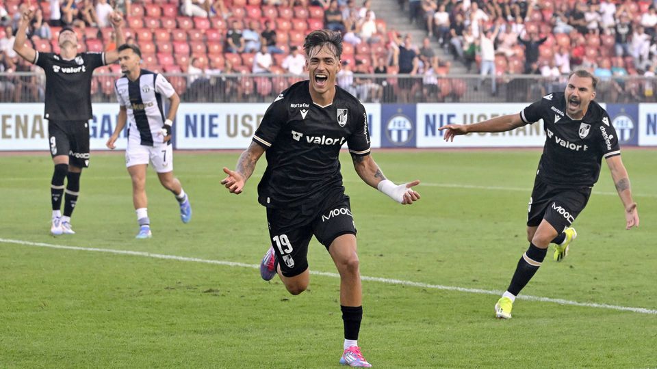 Vitória de Guimarães: Ricardo Mangas treina no Minho e aguarda desfecho russo com dedo... português