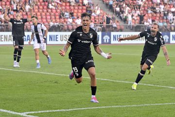 Vitória de Guimarães: Ricardo Mangas treina no Minho e aguarda desfecho russo com dedo... português