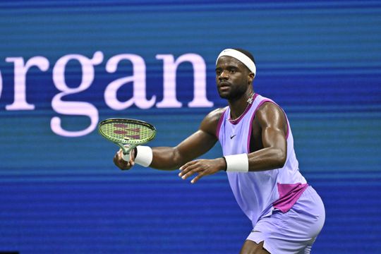 A reação de Tiafoe ao ver Federer na bancada: «O que se passa com este tipo?»