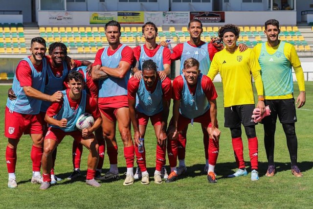 Guillermo Ochoa já em ação no Aves SAD