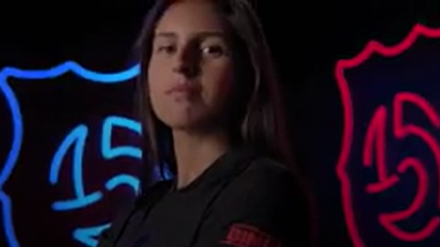 Kika ao lado de Lewandowski e Olmo a mostrar a nova camisola do Barcelona