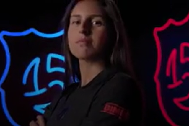 Kika ao lado de Lewandowski e Olmo a mostrar a nova camisola do Barcelona