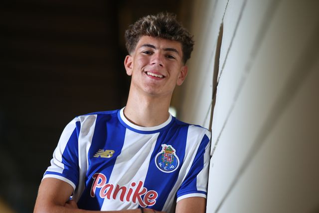 Tem Pepe como referência, quer a Seleção e assinou contrato pelo FC Porto