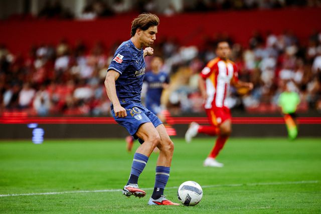 O jovem médio-ofensivo dos minhotos é um dos internacionais do plantel (Foto: Famalicão)