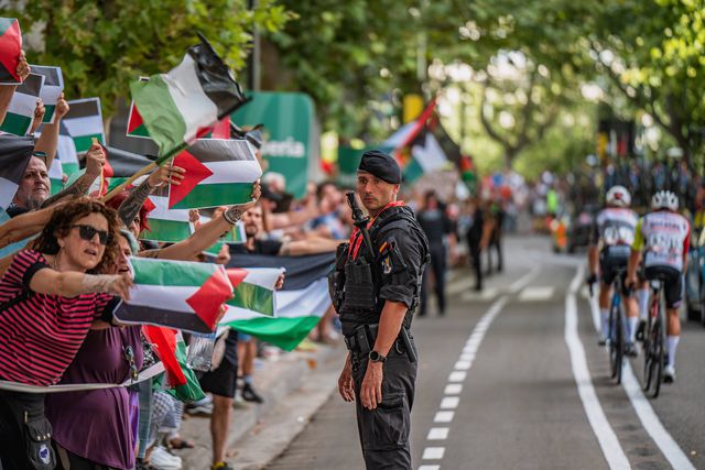 Bandeiras da Palestina agitadas na Vuelta