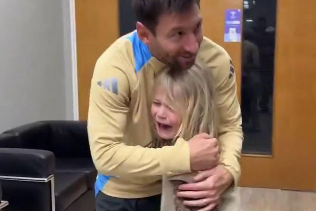 Criança chora de felicidade ao conhecer Lionel Messi (vídeo)