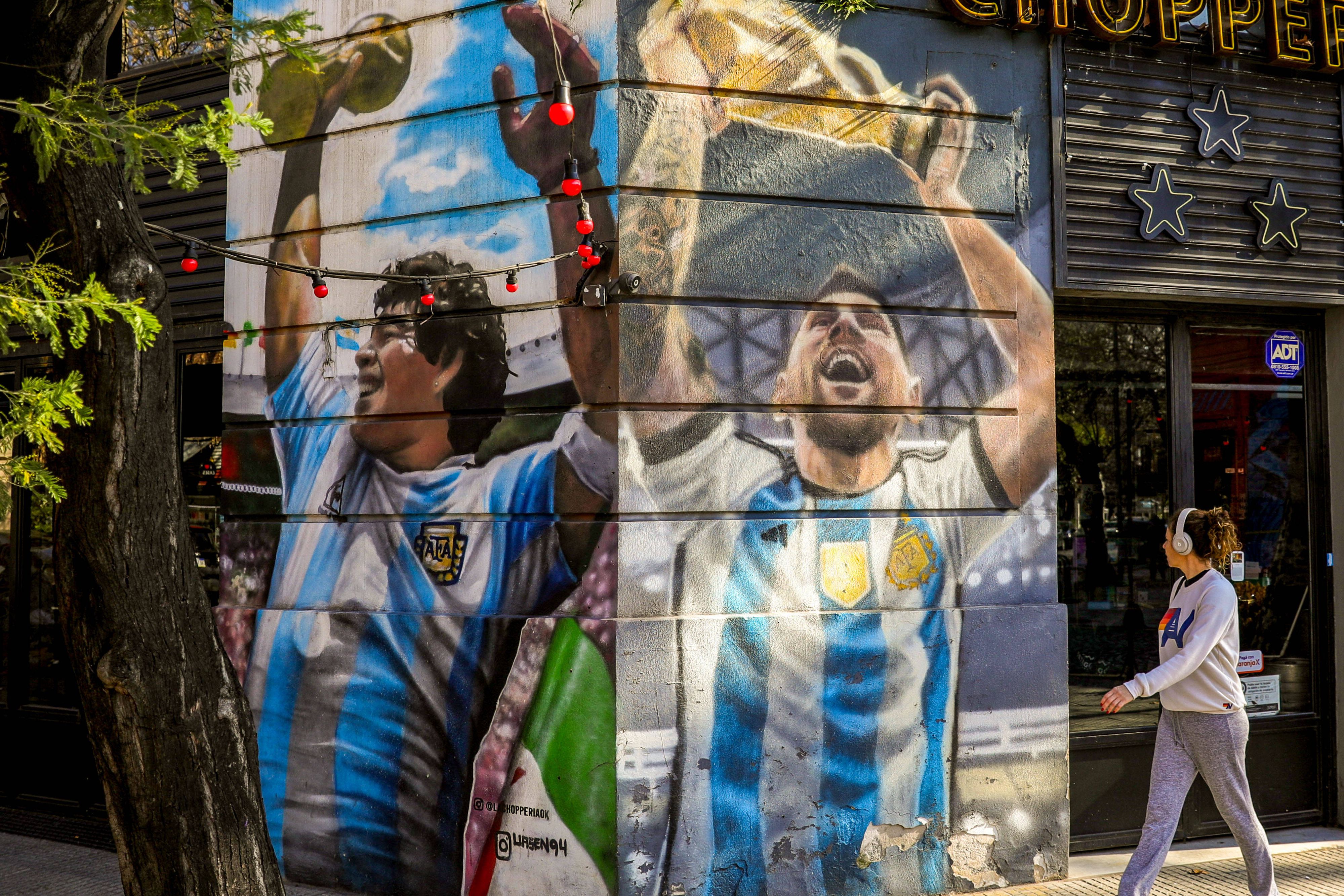 Diego Armando Maradona e Lionel Messi são figuras maiores do futebol argentino e de todo o planeta