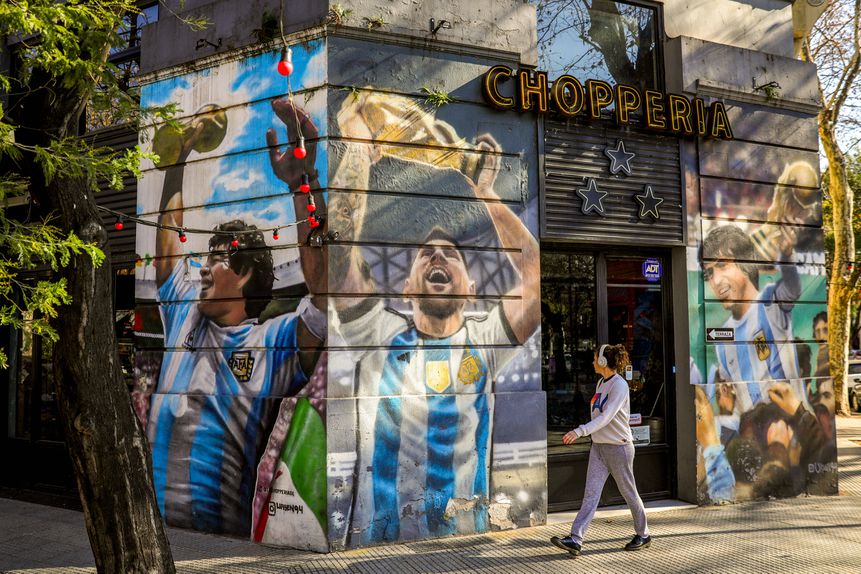 Diego Armando Maradona e Lionel Messi são figuras maiores do futebol argentino e de todo o planeta