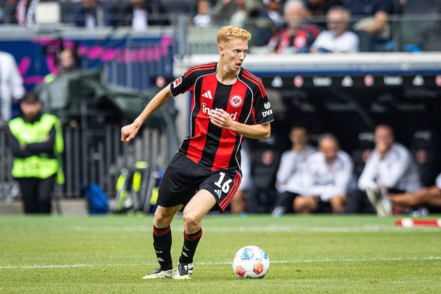 Jogador do Frankfurt recebeu oferta da Arábia: «A minha mãe repreendeu-me logo»