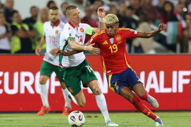 Lamine Yamal em ação diante da Bulgária